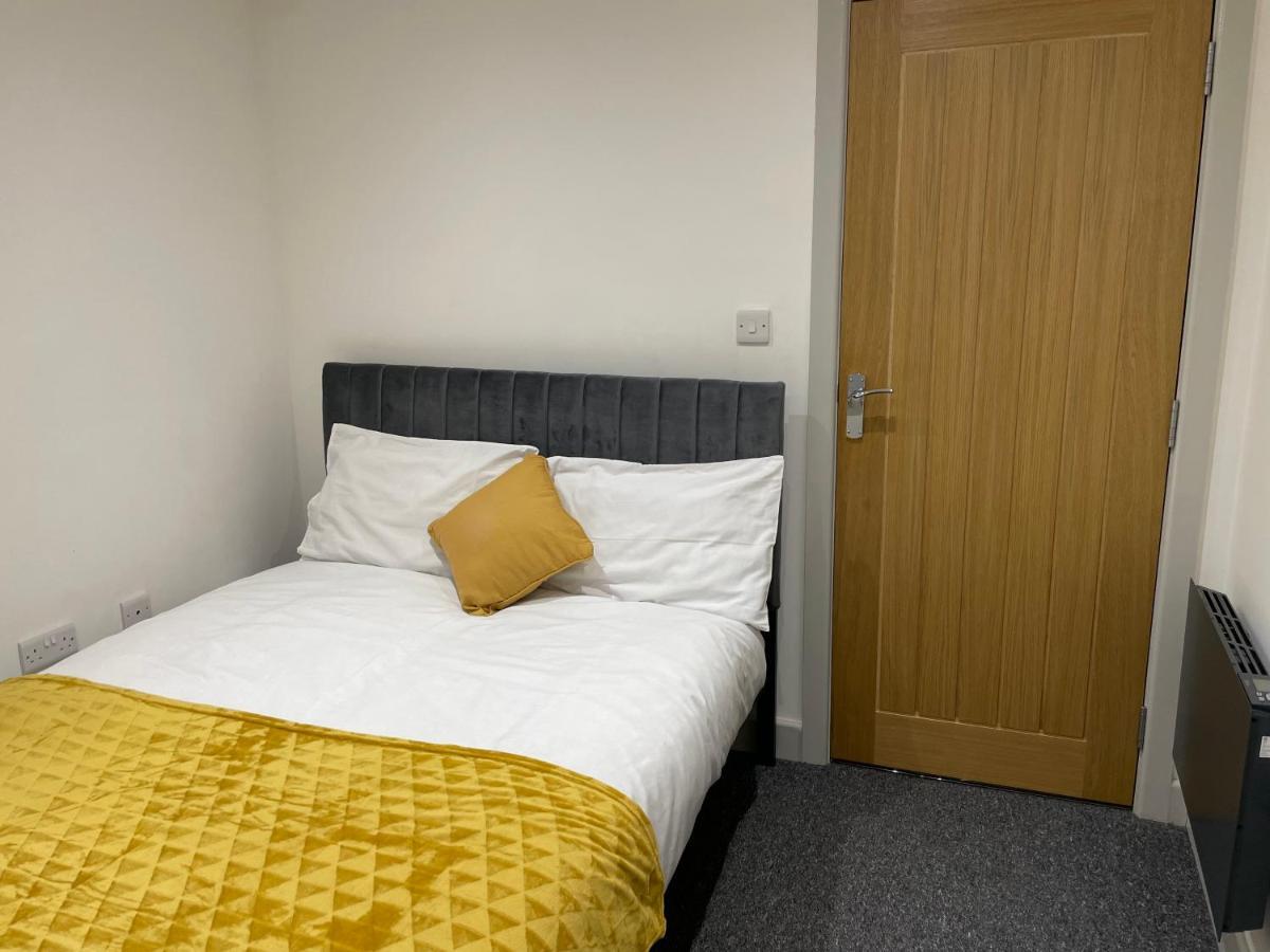 Modern - Two Bed - Apartment Located In The City Of Wolverhampton Exterior photo